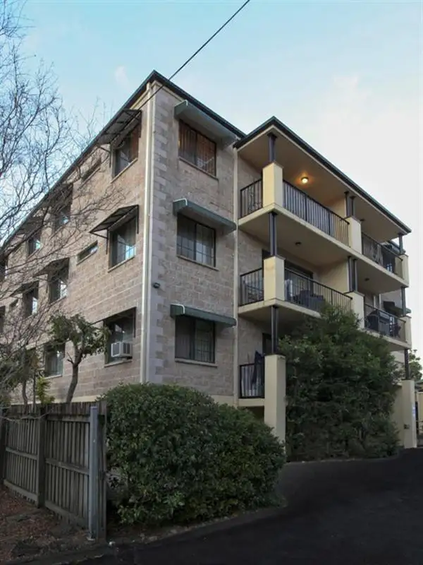 22 'The Oaks' 152 High Street, Southport QLD 4215