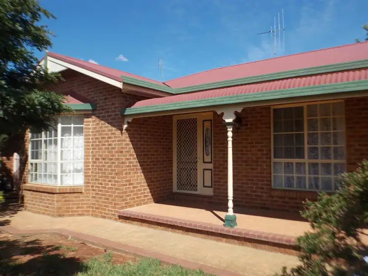 42 Ebelina Crescent, Parkes NSW 2870