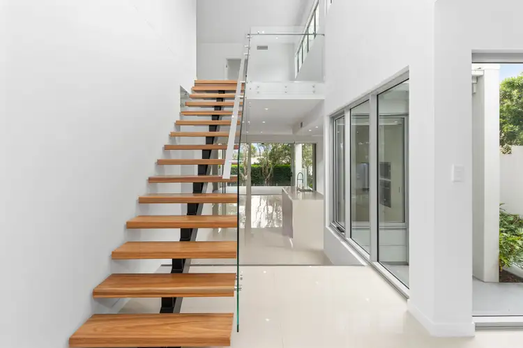 7002B Vista Drive 'Royal Pines', Benowa QLD 4217