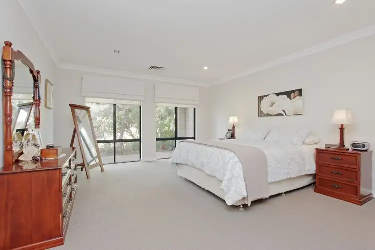 10 Smallbrook Retreat, Caversham WA 6055