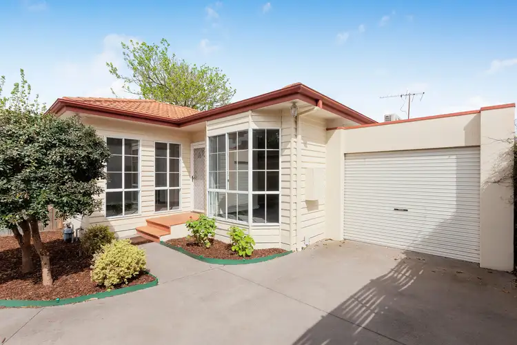2/4 Eleebana Avenue, Hughesdale VIC 3166