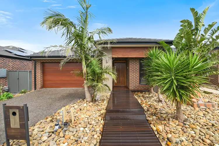 9 Bellsquarry Avenue, Cranbourne East VIC 3977
