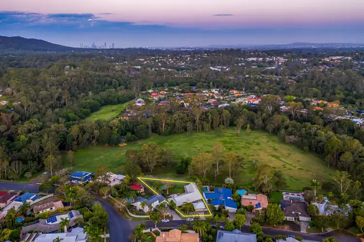 6 Chadston Close, Kenmore Hills QLD 4069
