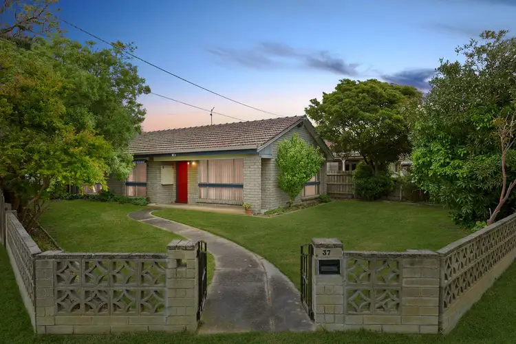 37 Rosemore Road, Rosebud VIC 3939