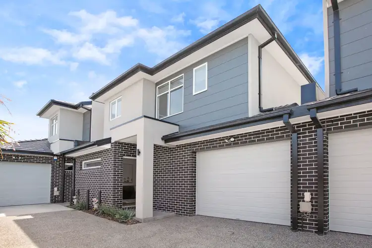 Main view of Homely townhouse listing, 2/5 Daleglen Street, Reservoir VIC 3073