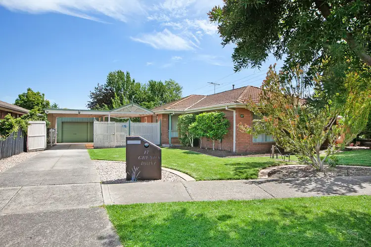 17 Grenda Drive, Mill Park VIC 3082