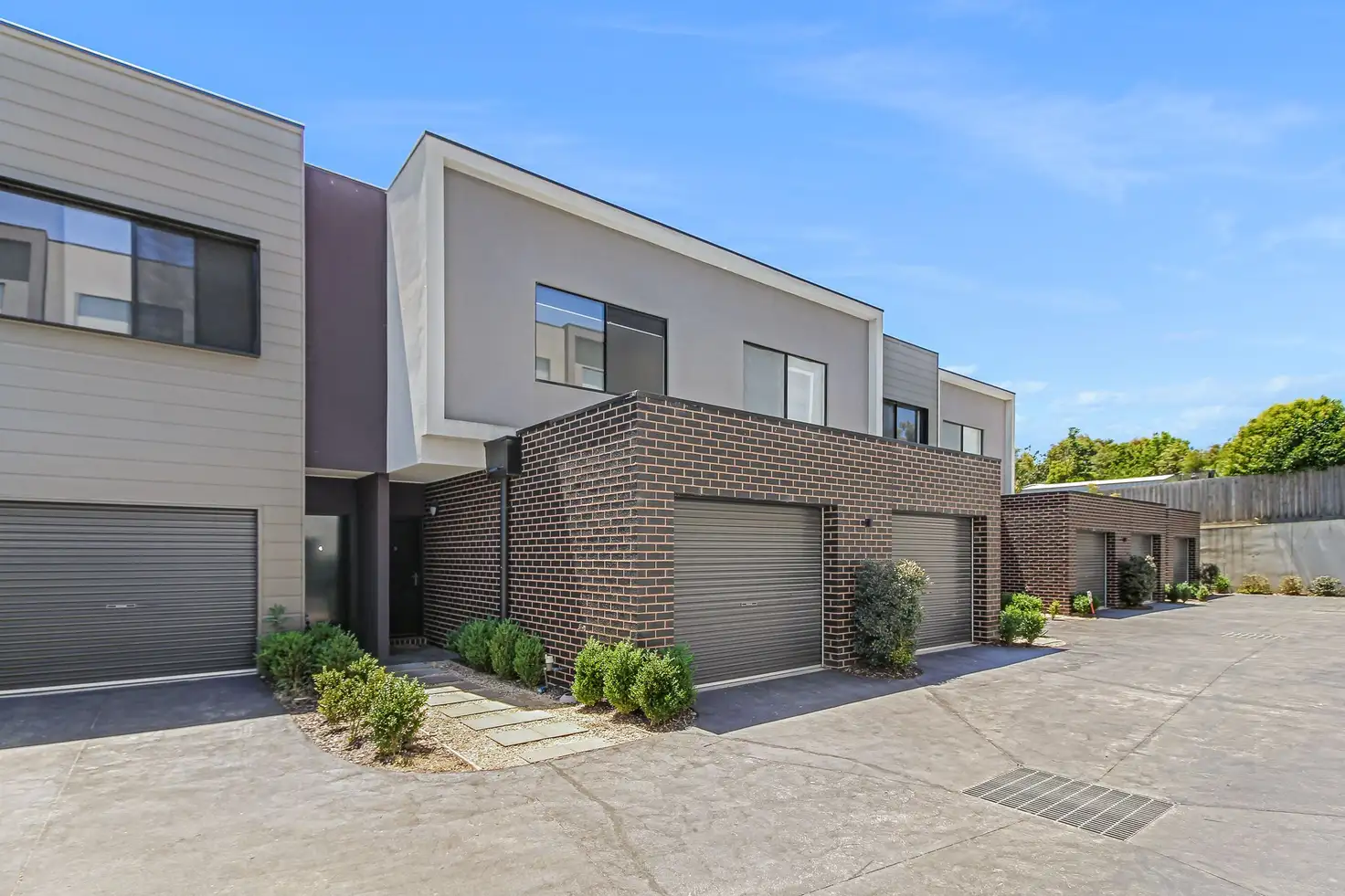 Main view of Homely townhouse listing, 5 Demartini Close, Mooroolbark VIC 3138