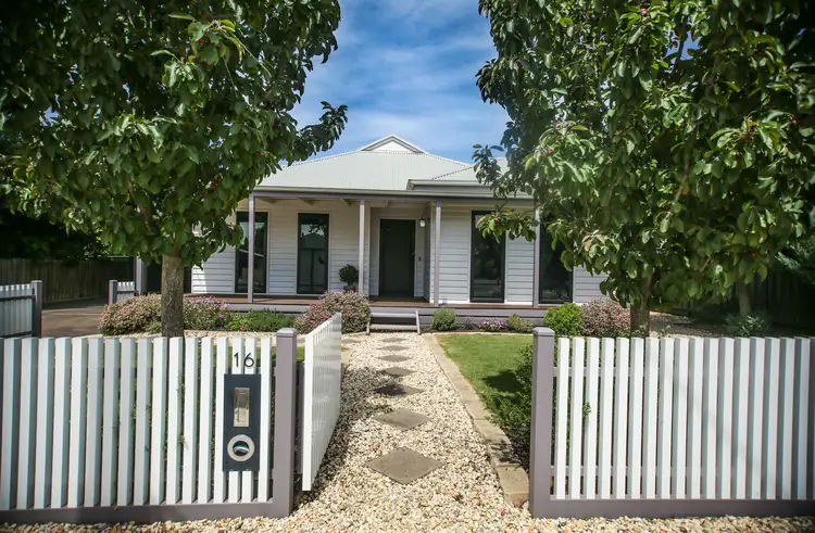 16 New Street, Mansfield VIC 3722