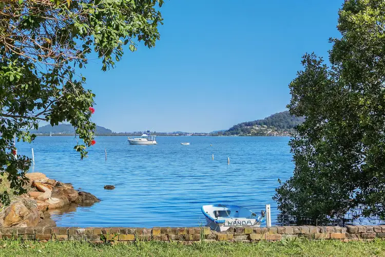 21 Noonan Point Avenue, Point Clare NSW 2250