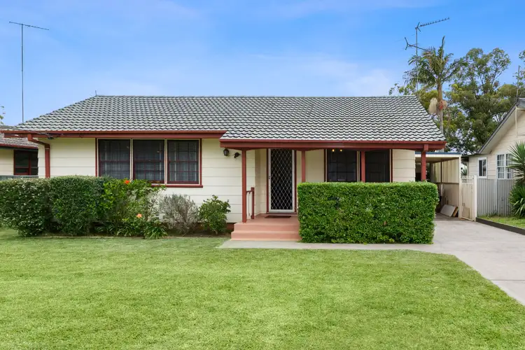 19 Pitcairn Avenue, Lethbridge Park NSW 2770