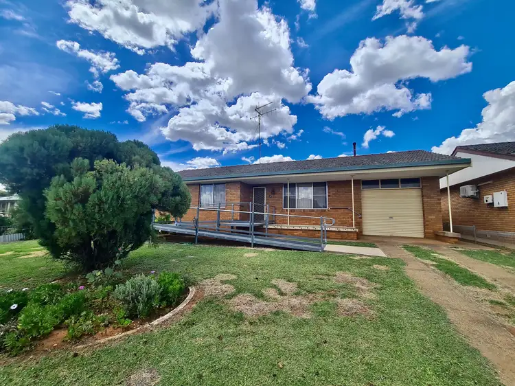 16 Downes Crescent, Parkes NSW 2870