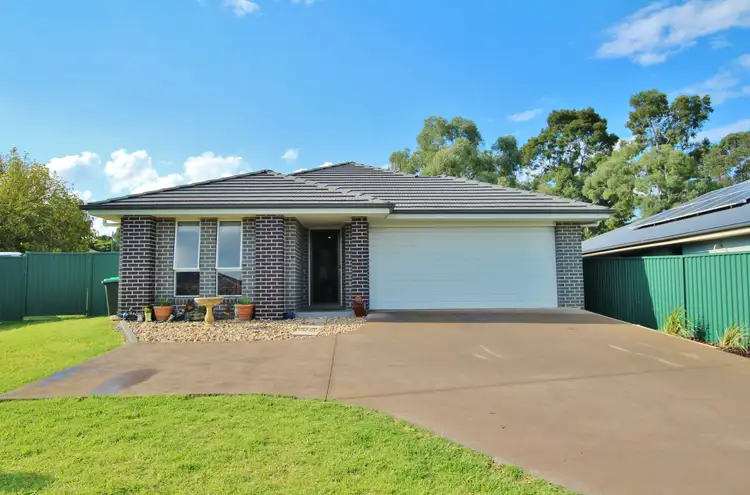 8 Molloy Place, Young NSW 2594