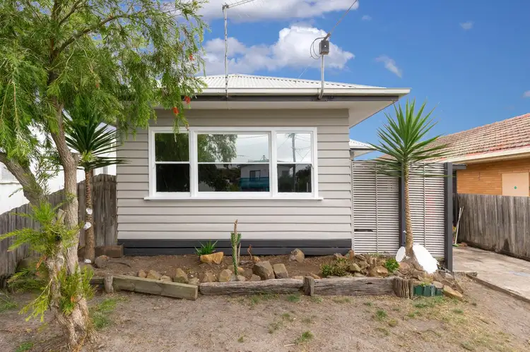 8 Sixth Avenue, Rosebud VIC 3939