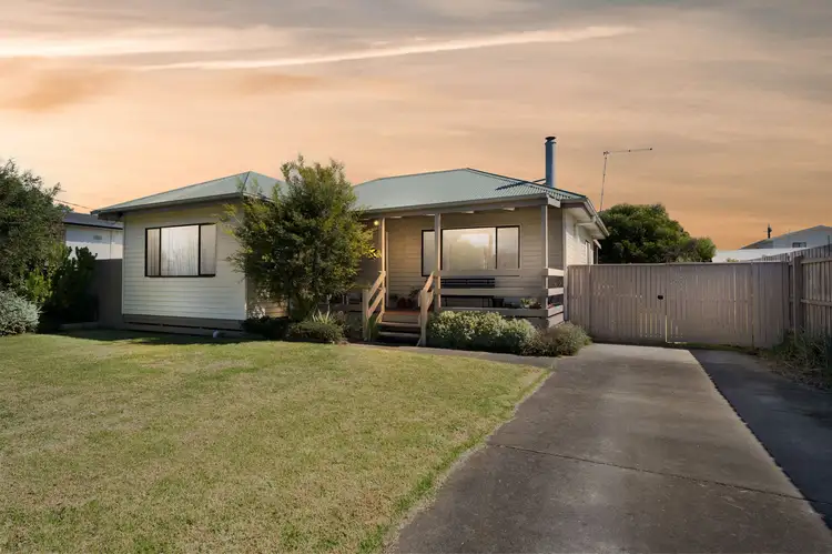 2 Pine Avenue, Cowes VIC 3922