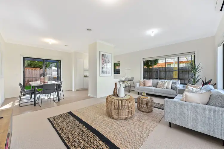 2/25 Glenisla Way, Berwick VIC 3806