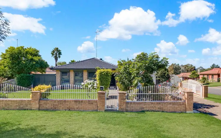 27 Wintaroo Crescent, St Helens Park NSW 2560