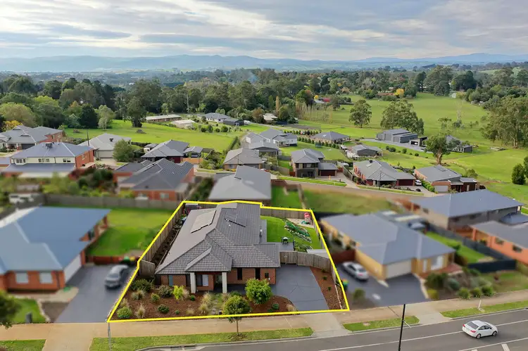 27 Jackson Drive, Drouin VIC 3818
