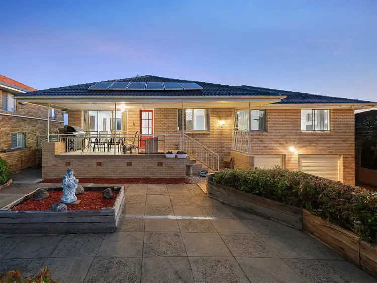 8 Lorinya Street, Mansfield QLD 4122