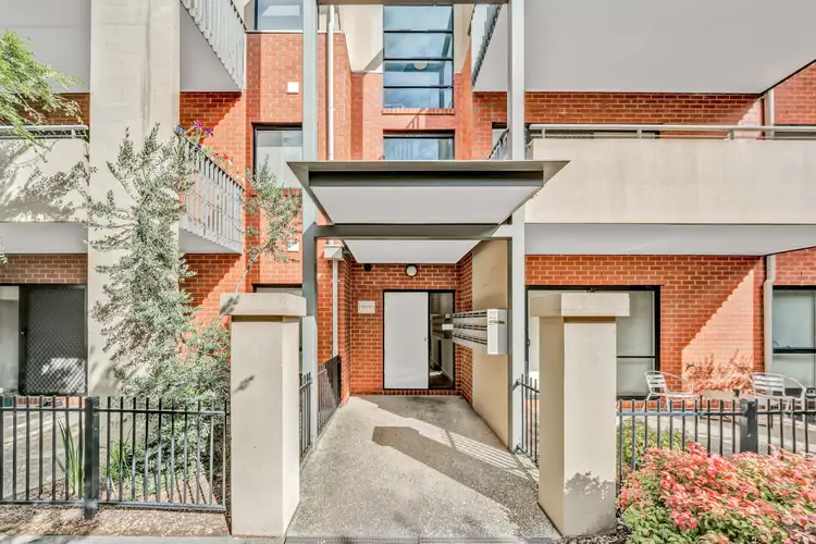 33/1 Greenfield Drive, Clayton VIC 3168