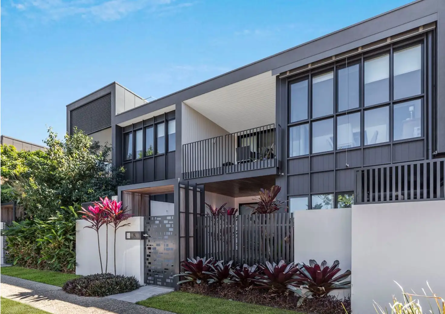 Main view of Homely townhouse listing, 5/33 Parkside Circuit, Hamilton QLD 4007