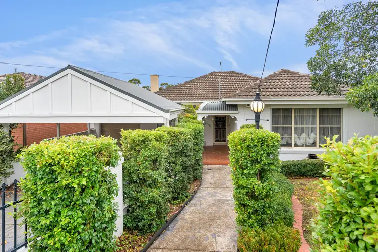 84 Deakin Street