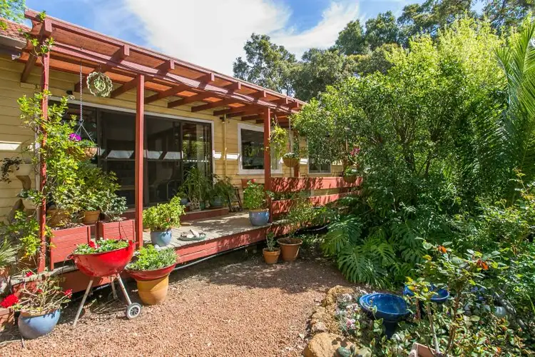 18 Hope Crescent, Lesmurdie WA 6076