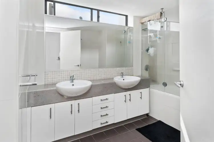 Sixth view of Homely apartment listing, 2/136 Marine Parade, Southport QLD 4215