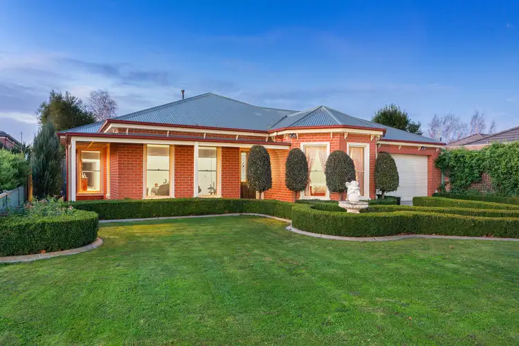 34 Stirling Drive, Lake Gardens VIC 3355