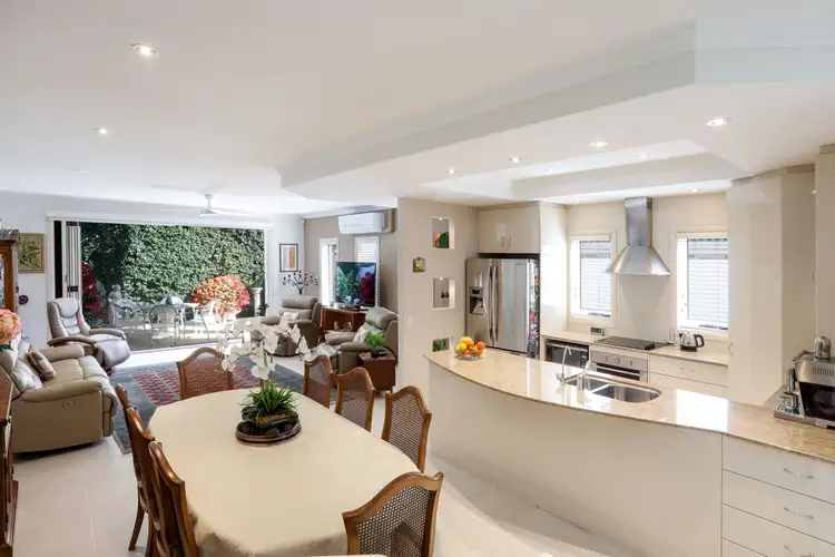 2/52 Burra Street, Chevron Island QLD 4217