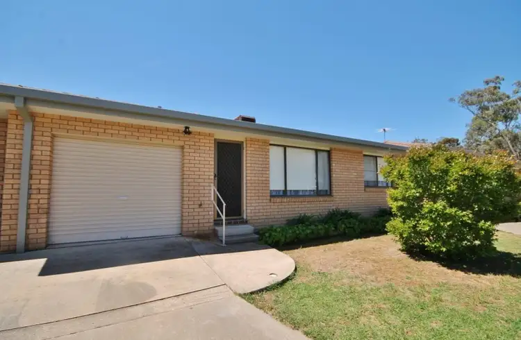 2/63 Blackett Avenue, Young NSW 2594