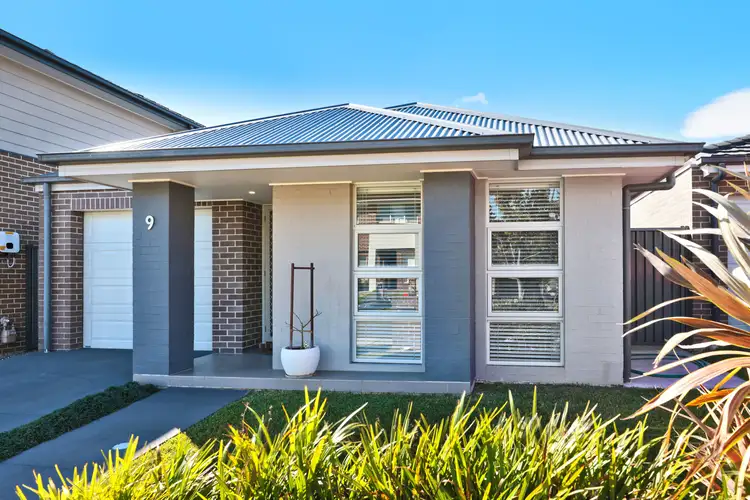9 Holly Crescent, Jordan Springs NSW 2747