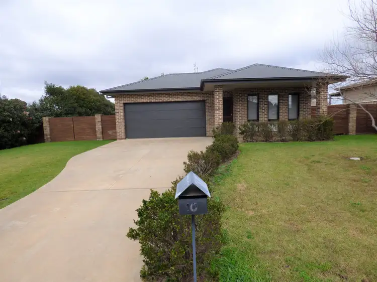 10 Hurford Place, Forbes NSW 2871