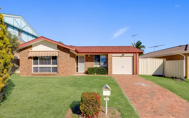 16 Carbasse Crescent, St Helens Park NSW 2560
