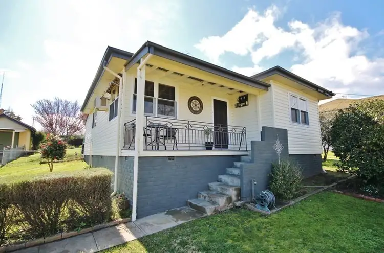 23 Karabah Avenue, Young NSW 2594