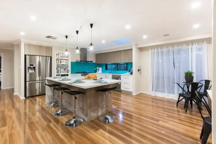 5 Finisterre Court, Frankston VIC 3199