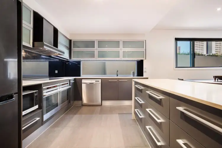 Sixth view of Homely house listing, 2/39 Tarcoola Crescent, Surfers Paradise QLD 4217