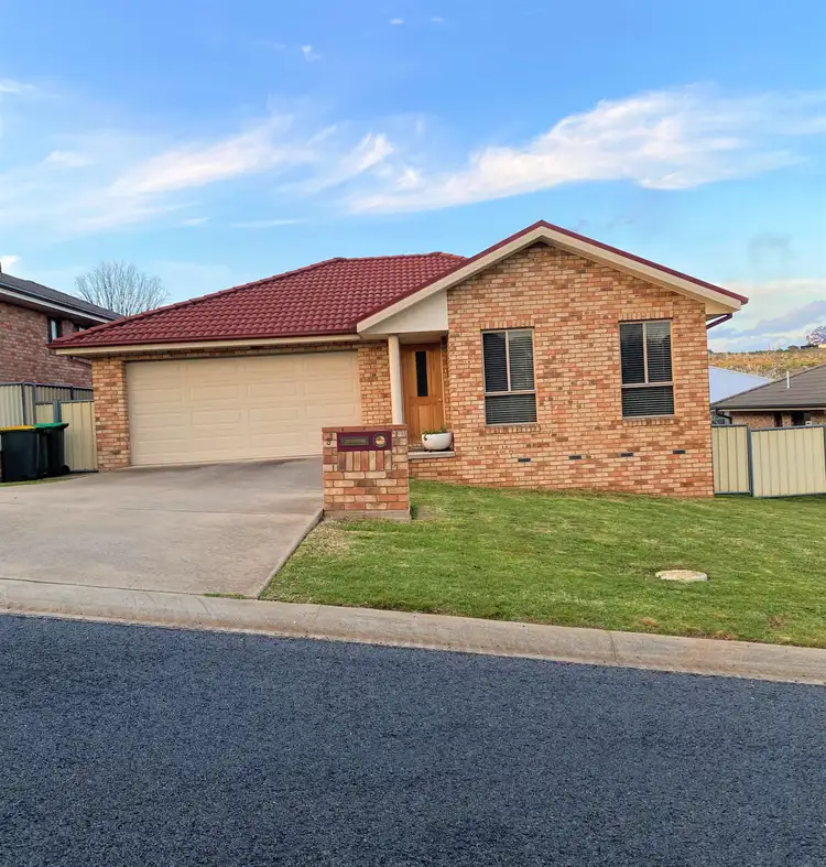 9 Hargreaves Crescent, Young NSW 2594