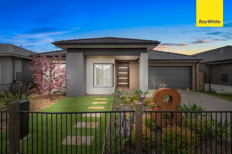 8 Lincolnshire Drive, Thornhill Park VIC 3335