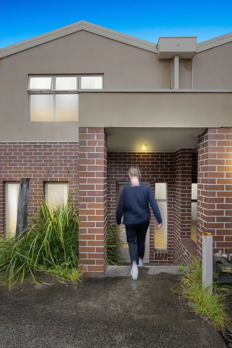 2/15 Bicentennial Crescent, Meadow Heights VIC 3048