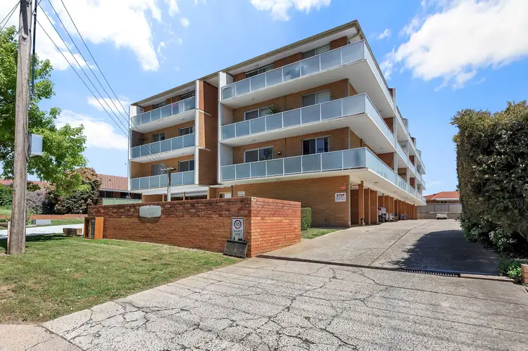 4/11 McKeahnie Street, Queanbeyan NSW 2620