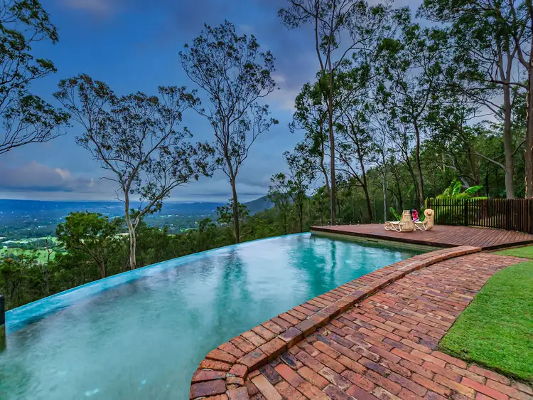 1068 Mount Nebo Road, Jollys Lookout QLD 4520