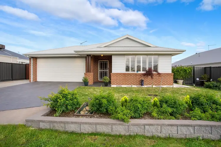 18 Triandra Avenue, Romsey VIC 3434