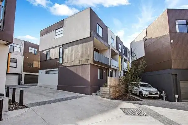 11 Troward Harvey Way