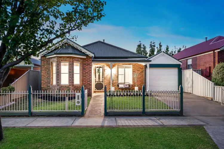 13 Barlow Close, Caroline Springs VIC 3023
