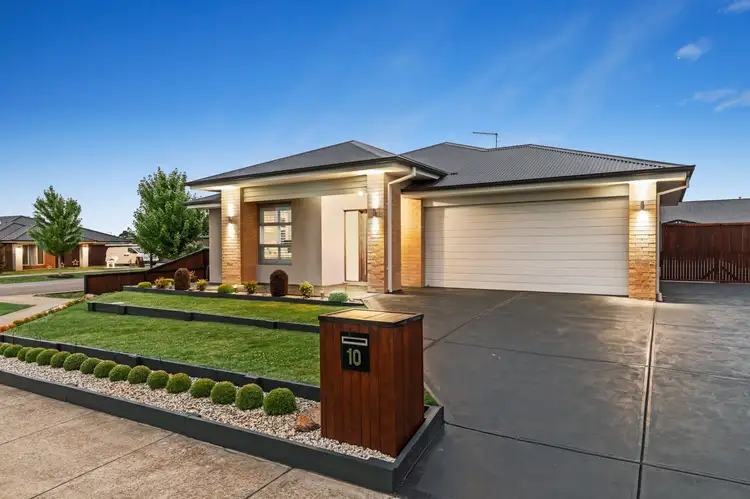 10 Melaleuca Boulevard, Romsey VIC 3434
