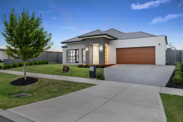 48 Greenfields Boulevard, Romsey VIC 3434