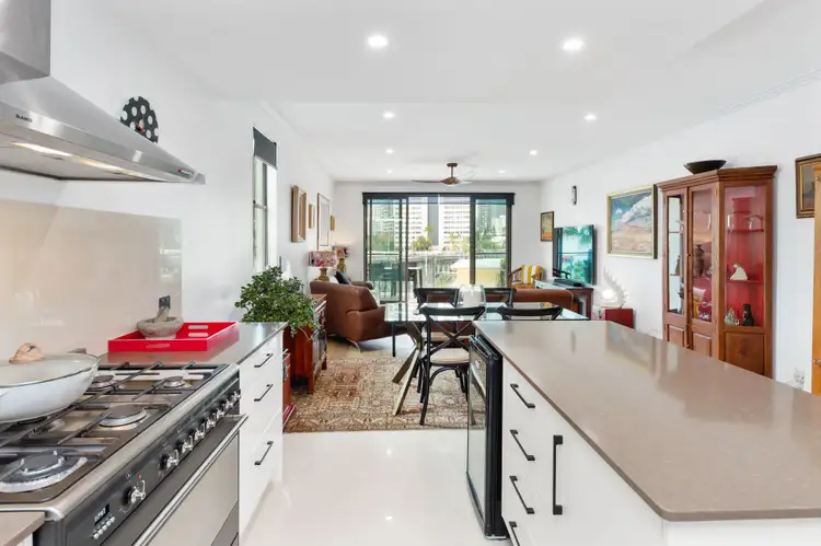 8/24 Tarcoola Crescent, Chevron Island QLD 4217