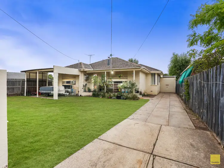 8 Richard Road, Melton South VIC 3338