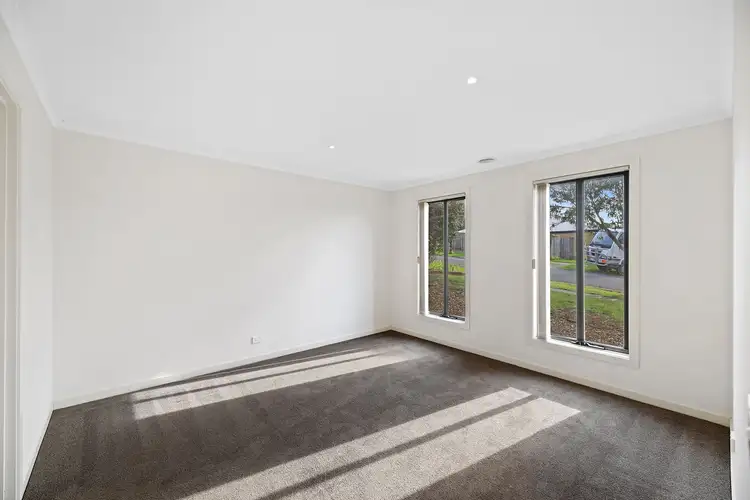 Fifth view of Homely house listing, 10 Rivendale Crescent, Drouin VIC 3818