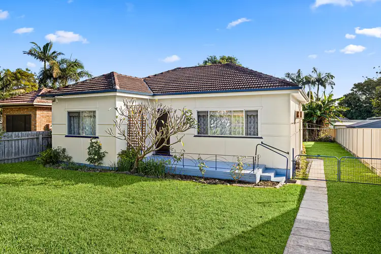 21 Lake Entrance Road, Oak Flats NSW 2529